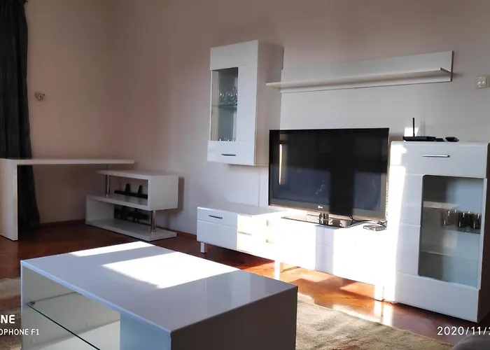 Unique Location Apartment With Parking
